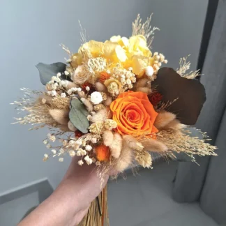 Buchet nașă portocaliu cu trandafiri criogenați și flori uscate