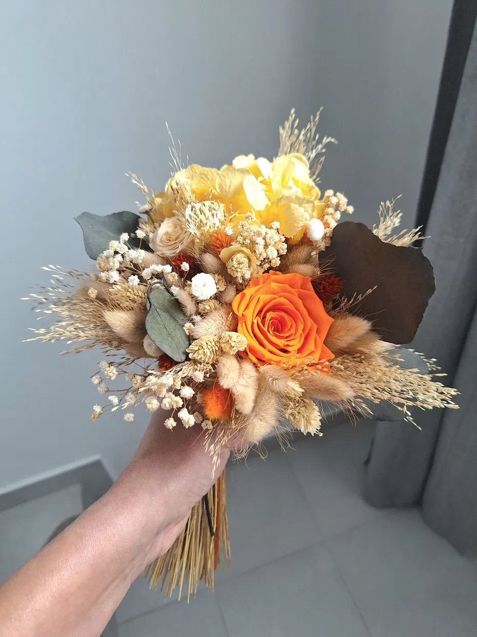 Buchet nașă portocaliu cu trandafiri criogenați și flori uscate