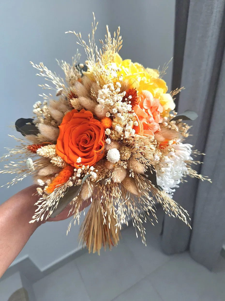 Buchet nașă portocaliu cu trandafiri portocalii, hortensie și flori uscate