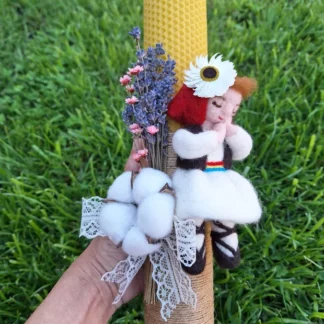 Lumânare tradițională de botez pentru fetiță cu personaj în costum popular