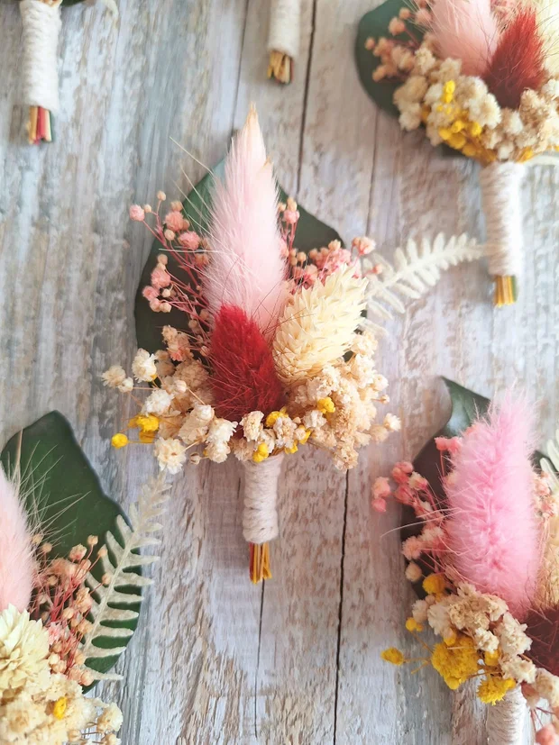 cocardă nuntă, cocardă flori uscate, cocardă invitați, cocardă florală, cocardă roz, cocardă crem, cocardă lagurus, cocardă floarea miresei, accesorii nuntă 1