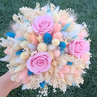 Buchet mireasă sau nașă cu trandafiri roz și flori stabilizate bleu 1