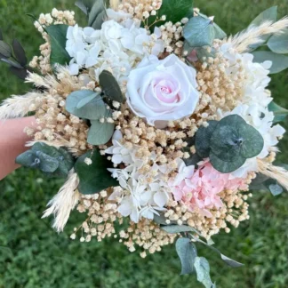 Buchet mireasă cu eucalipt, hortensie, trandafir criogenat și pampas 1