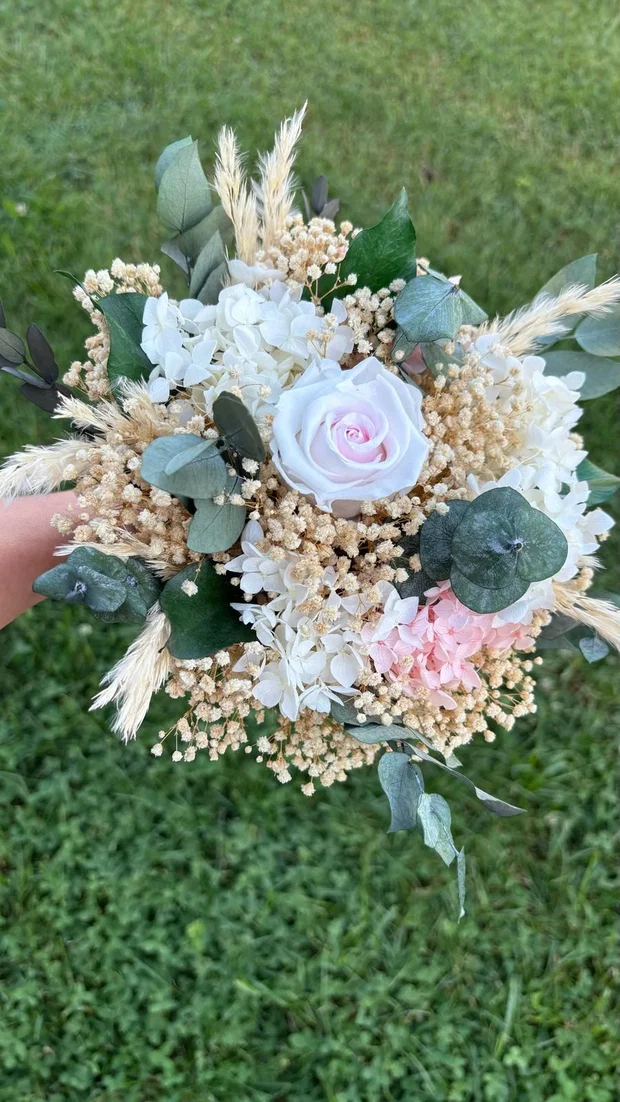 Buchet mireasă cu eucalipt, hortensie, trandafir criogenat și pampas 1