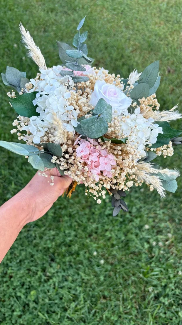 Buchet mireasă cu eucalipt, hortensie, trandafir criogenat și pampas 2