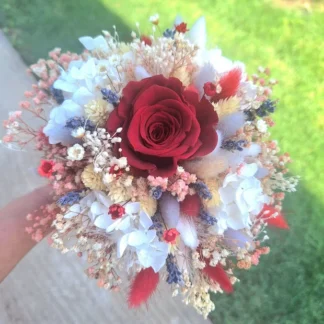 Buchet de nașă cu flori uscate și trandafir criogenat roșu