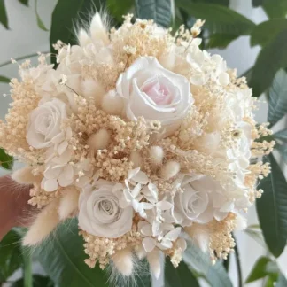 Buchet mireasă alb cu trandafiri și hortensie criogenată 1
