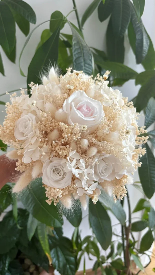 Buchet mireasă alb cu trandafiri și hortensie criogenată 1