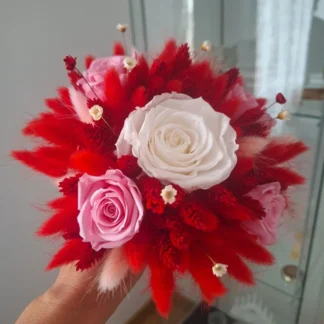 Buchet de nașă cu flori uscate și trandafiri criogenați