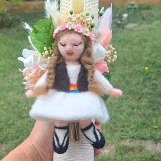 Lumânare botez fetiță din ceară de albine cu păpușică și flori