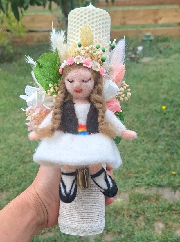 Lumânare botez fetiță din ceară de albine cu păpușică și flori