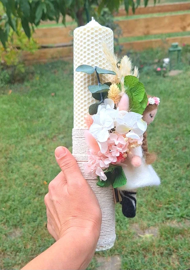 Lumânare botez fetiță din ceară de albine cu flori și păpușică - imagine 3