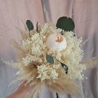 Buchet mireasă cu bujor criogenat peach, pampas crem și eucalipt 1