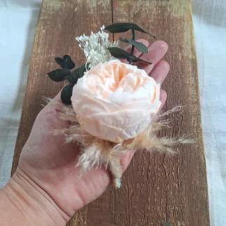 Cocardă cu bujor criogenat peach, pampas și eucalipt
