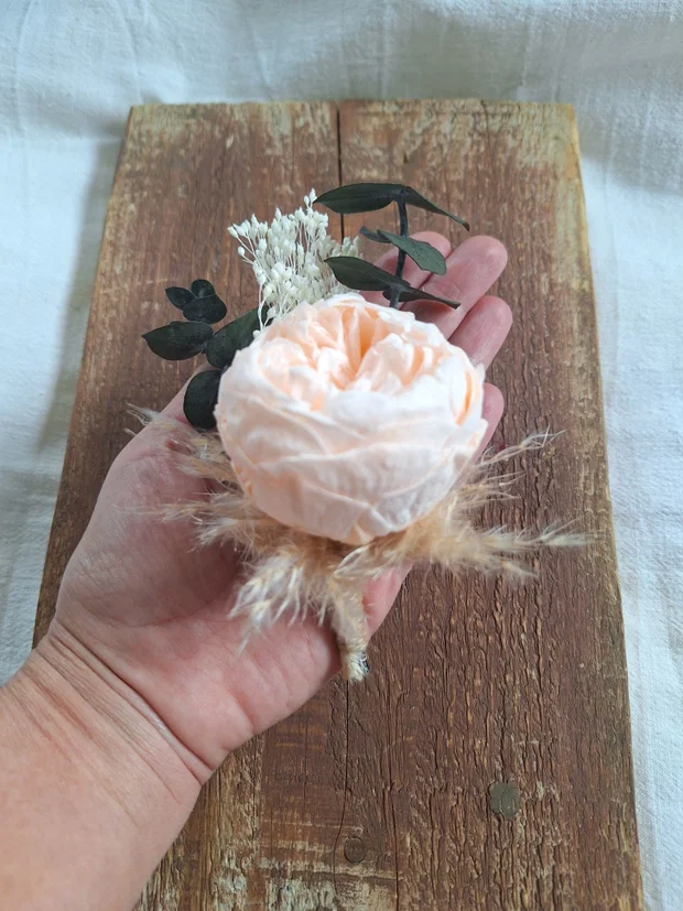 Cocardă cu bujor criogenat peach, pampas și eucalipt