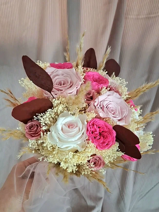 Buchet cununie cu trandafiri roz, fucsia și albi, pampas și eucalipt 1