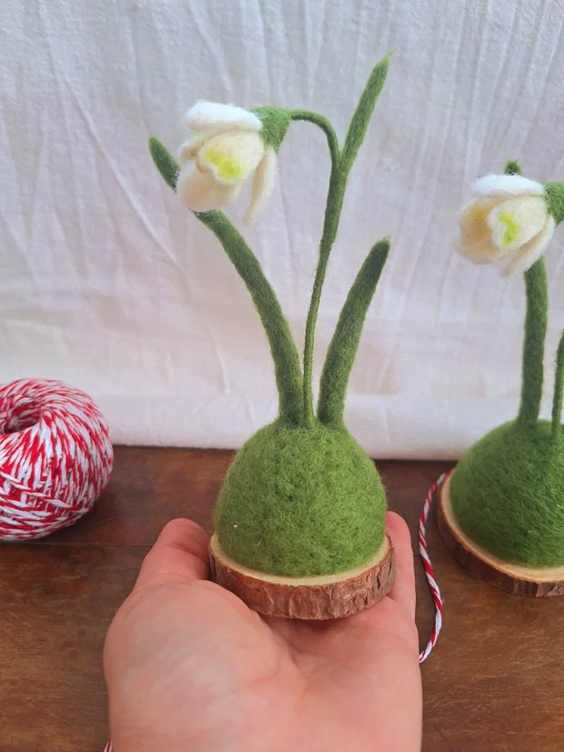 Mărțișor decorativ ghiocel din lână împâslită pe felie de lemn