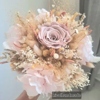 Buchet mireasă cu trandafir criogenat cappuccino, hortensie roz și flori uscate 1