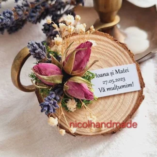 Mărturie din lemn cu flori uscate, lavandă și etichetă personalizată