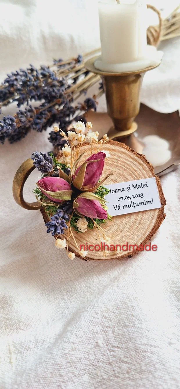 Mărturie din lemn cu flori uscate, lavandă și etichetă personalizată