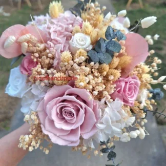 Buchet mireasă cu trandafiri roz și albi, hortensie și eucalipt