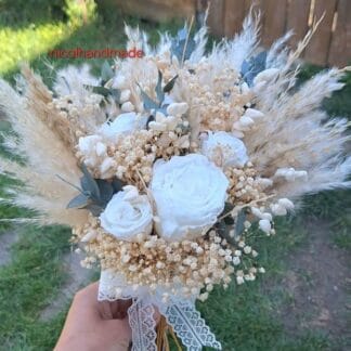 Buchet mireasă cu trandafiri albi, pampas, eucalipt și flori uscate