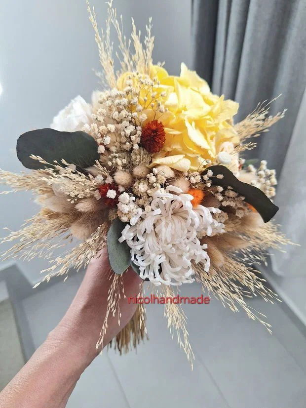 Buchet de nașă cu flori criogenate și uscate în nuanțe de toamnă