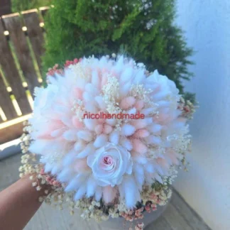 Buchet mireasă cu flori uscate și trandafiri criogenați albi cu interior roz 1