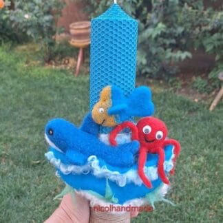 Lumânare botez băiat cu tematică marină și figurine din lână