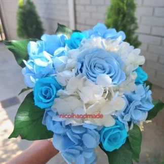 Buchet mireasă albastru cu trandafiri albaștri, hortensie și eucalipt