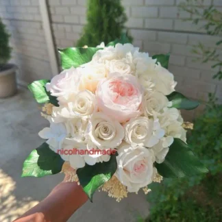 Buchet mireasă cu bujor roz, trandafiri albi și hortensie