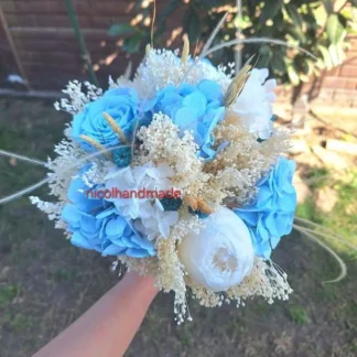Buchet mireasă alb și albastru cu trandafir albastru, bujor și hortensie