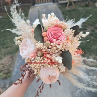 Buchet mireasă corai cu bujori somon, trandafir criogenat și flori uscate