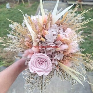 Buchet mireasă cu trandafiri roz pudră, hortensie și flori uscate 1