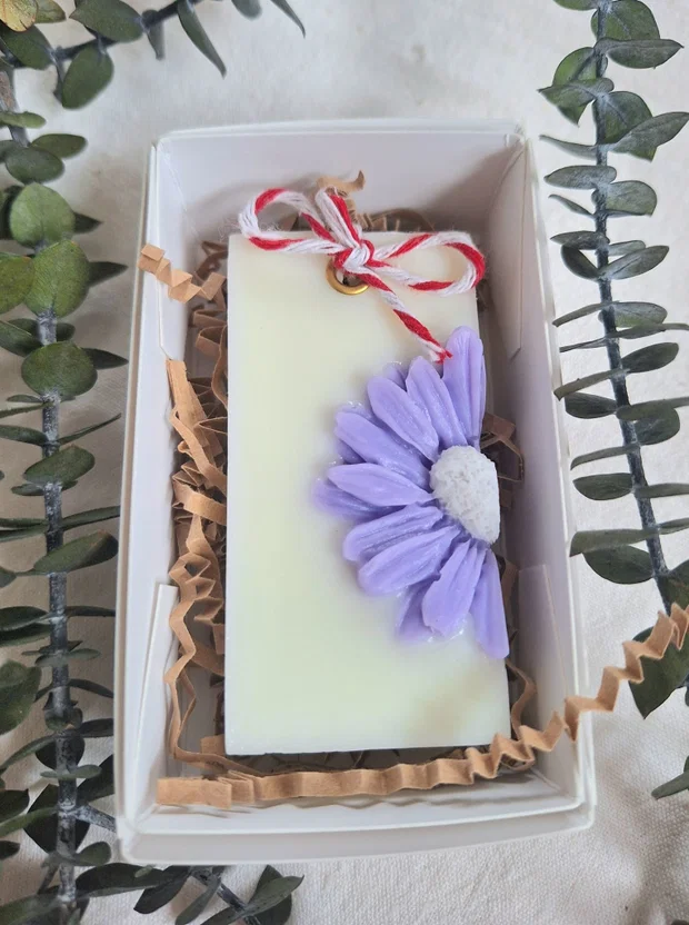 Mărțișor handmade cu săpun parfumat și floare decorativă