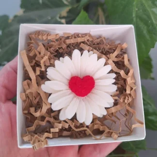 Mărțișor parfumat cu floare din ceară de soia în cutie