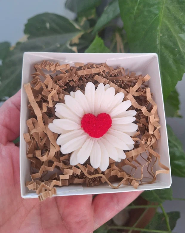 Mărțișor parfumat cu floare din ceară de soia în cutie