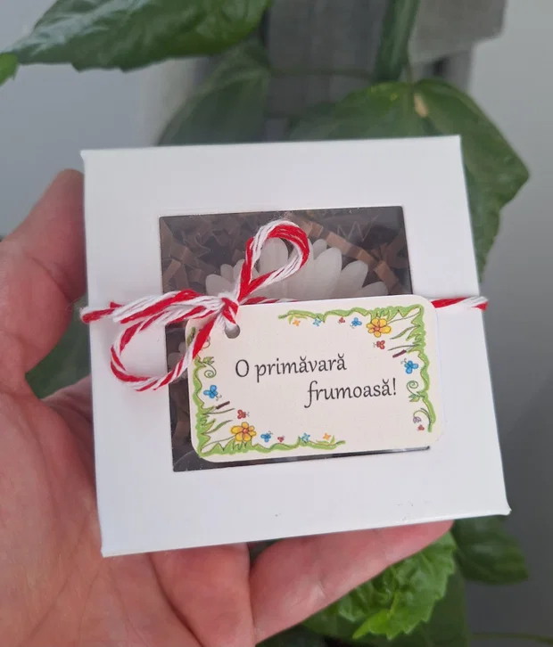 Mărțișor parfumat cu floare din ceară de soia - imagine 2