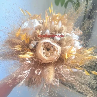 Buchet mireasă natur în nuanțe de galben pal și cappuccino cu flori uscate