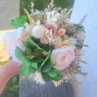 Buchet cununie civilă cu ranunculus, bujor somon și trandafiri roz pudră