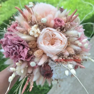 Buchet mireasă roz pudră cu bujori, trandafiri și gardenie