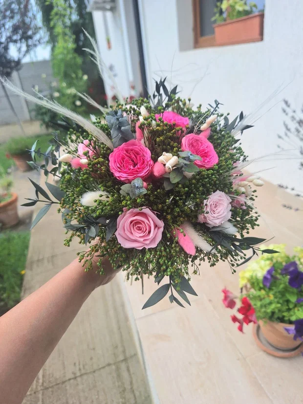 Buchet nașă roz cu trandafiri criogenați și flori uscate