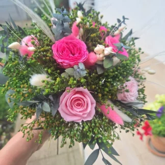 Buchet nașă roz și verde cu trandafiri criogenați