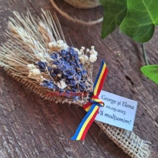 Mărturie tradițională rustică cu flori de câmp, spice de grâu și panglică tricolor