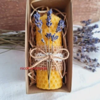 Lumânare din ceară naturală de albine decorată cu lavandă și iută